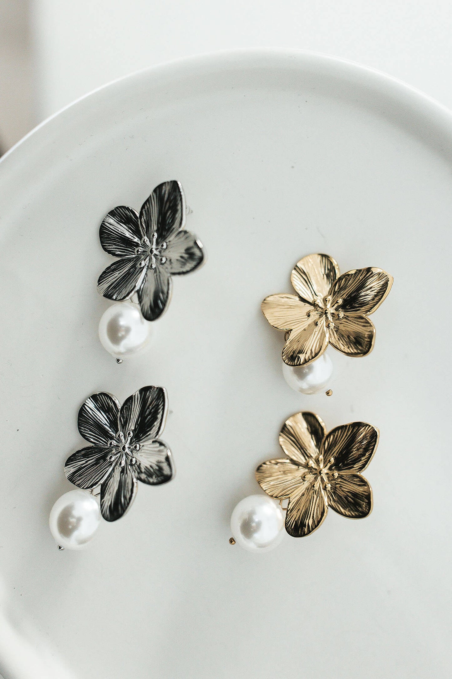 Boucle fleur perlée - By Sianaa